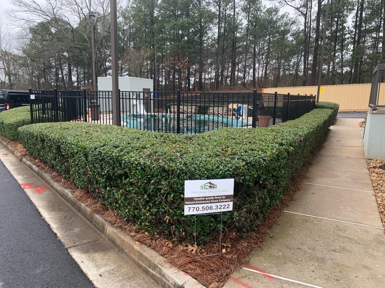 Aluminum Fence for Parking Lot and Pool Area Natural Enclosures